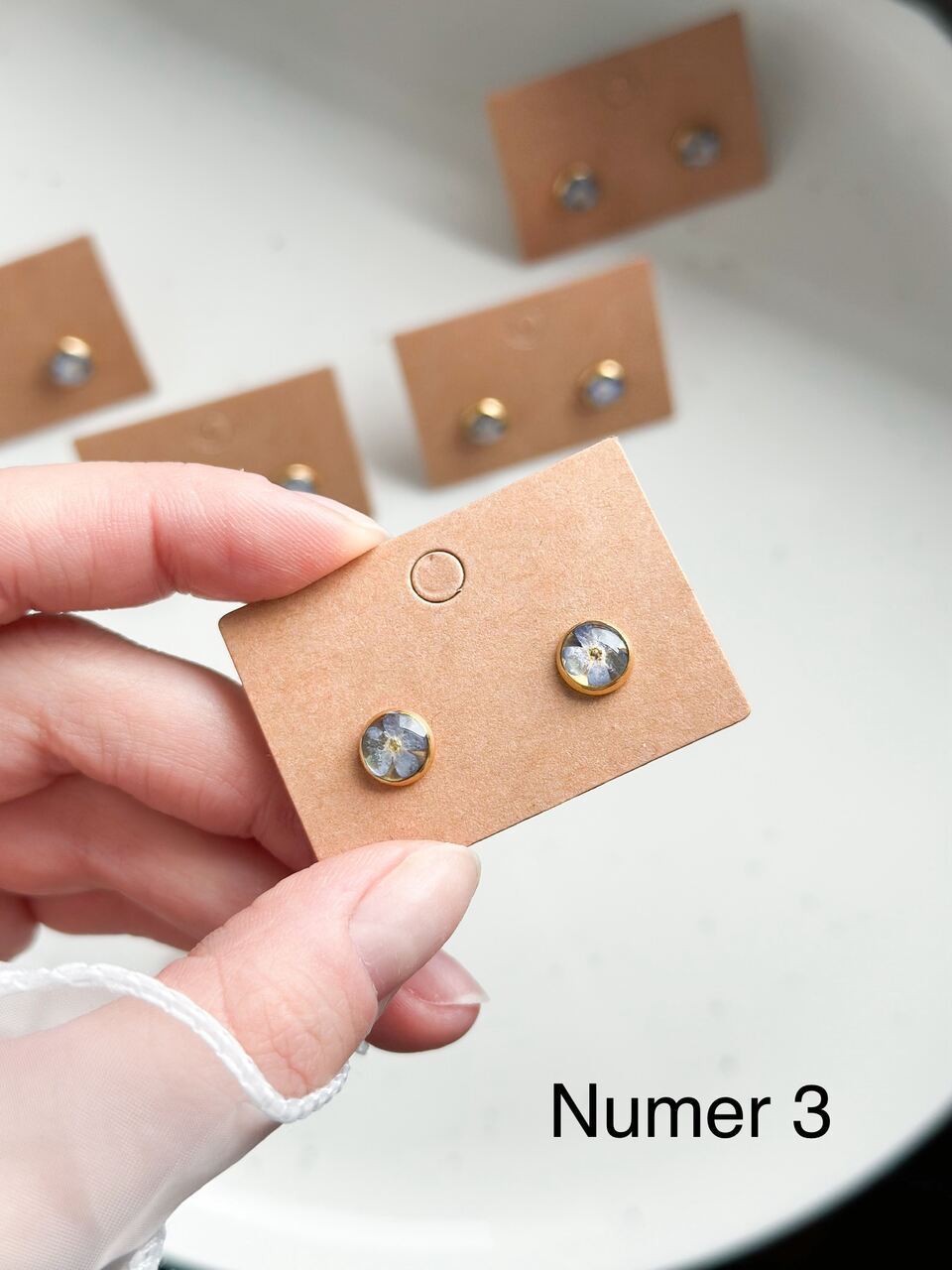 złote kolczyki z niezapominajkami, kolczyki z prawdziwymi kwiatami, biżuteria z suszonymi kwiatami, kolczyki z żywicy epoksydowej, ręcznie robione kolczyki z kwiatami, kolczyki z niebieskimi kwiatami, kolczyki sztyfty z żywicy, złota biżuteria z kwiatami, kolczyki z kwiatami zalanymi żywicą, biżuteria handmade, kwiaty w żywicy epoksydowej, biżuteria z niezapominajkami, pomysł na prezent dla niej, delikatne kolczyki z kwiatami, ręcznie robiona biżuteria z kwiatów