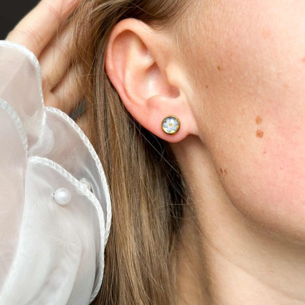 złote kolczyki z niezapominajkami, kolczyki z prawdziwymi kwiatami, biżuteria z suszonymi kwiatami, kolczyki z żywicy epoksydowej, ręcznie robione kolczyki z kwiatami, kolczyki z niebieskimi kwiatami, kolczyki sztyfty z żywicy, złota biżuteria z kwiatami, kolczyki z kwiatami zalanymi żywicą, biżuteria handmade, kwiaty w żywicy epoksydowej, biżuteria z niezapominajkami, pomysł na prezent dla niej, delikatne kolczyki z kwiatami, ręcznie robiona biżuteria z kwiatów