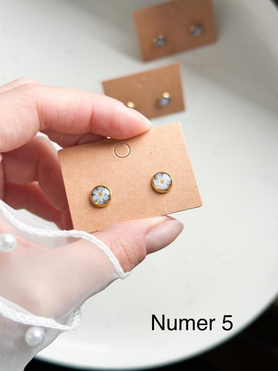 złote kolczyki z niezapominajkami, kolczyki z prawdziwymi kwiatami, biżuteria z suszonymi kwiatami, kolczyki z żywicy epoksydowej, ręcznie robione kolczyki z kwiatami, kolczyki z niebieskimi kwiatami, kolczyki sztyfty z żywicy, złota biżuteria z kwiatami, kolczyki z kwiatami zalanymi żywicą, biżuteria handmade, kwiaty w żywicy epoksydowej, biżuteria z niezapominajkami, pomysł na prezent dla niej, delikatne kolczyki z kwiatami, ręcznie robiona biżuteria z kwiatów