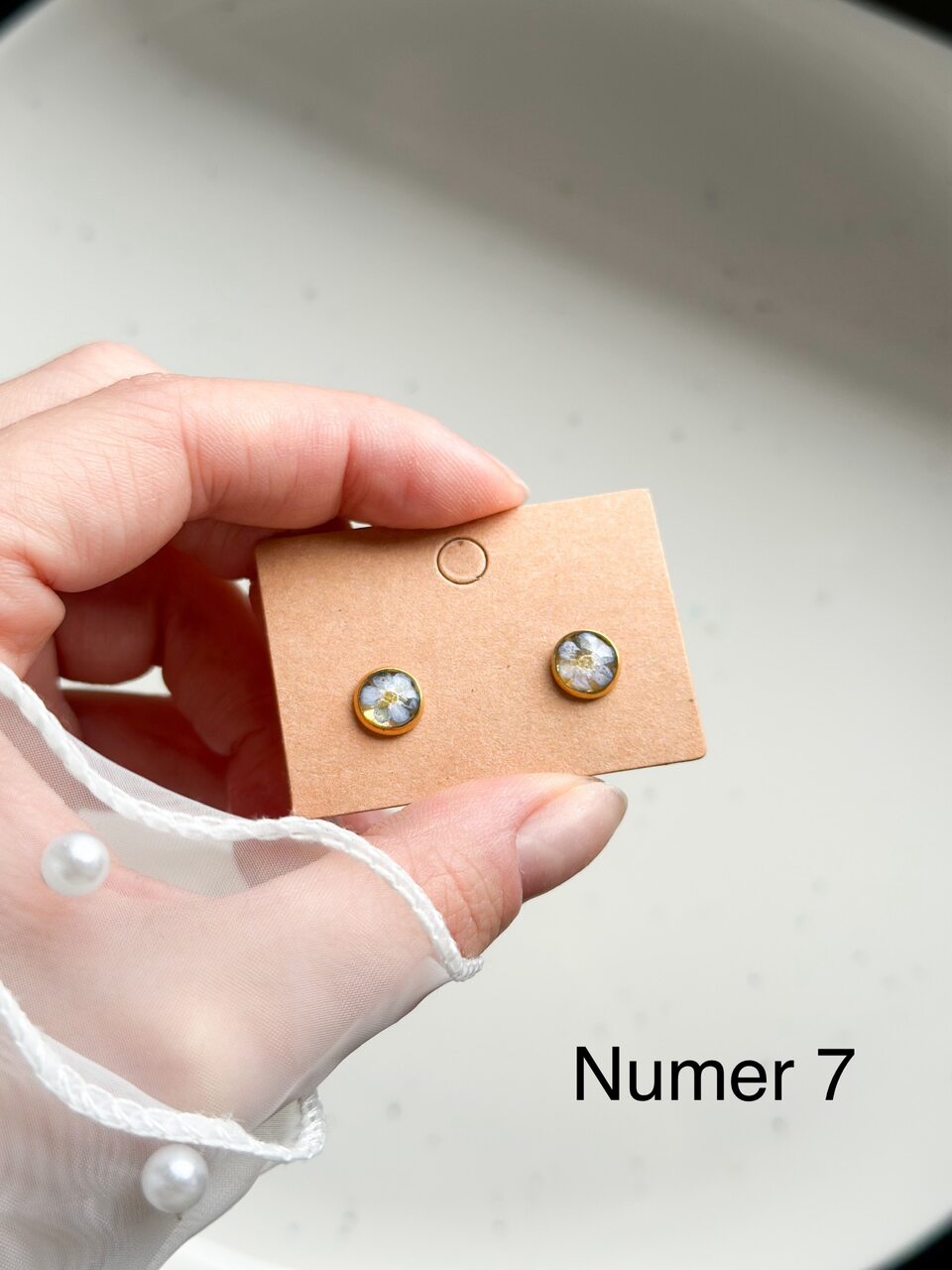 złote kolczyki z niezapominajkami, kolczyki z prawdziwymi kwiatami, biżuteria z suszonymi kwiatami, kolczyki z żywicy epoksydowej, ręcznie robione kolczyki z kwiatami, kolczyki z niebieskimi kwiatami, kolczyki sztyfty z żywicy, złota biżuteria z kwiatami, kolczyki z kwiatami zalanymi żywicą, biżuteria handmade, kwiaty w żywicy epoksydowej, biżuteria z niezapominajkami, pomysł na prezent dla niej, delikatne kolczyki z kwiatami, ręcznie robiona biżuteria z kwiatów