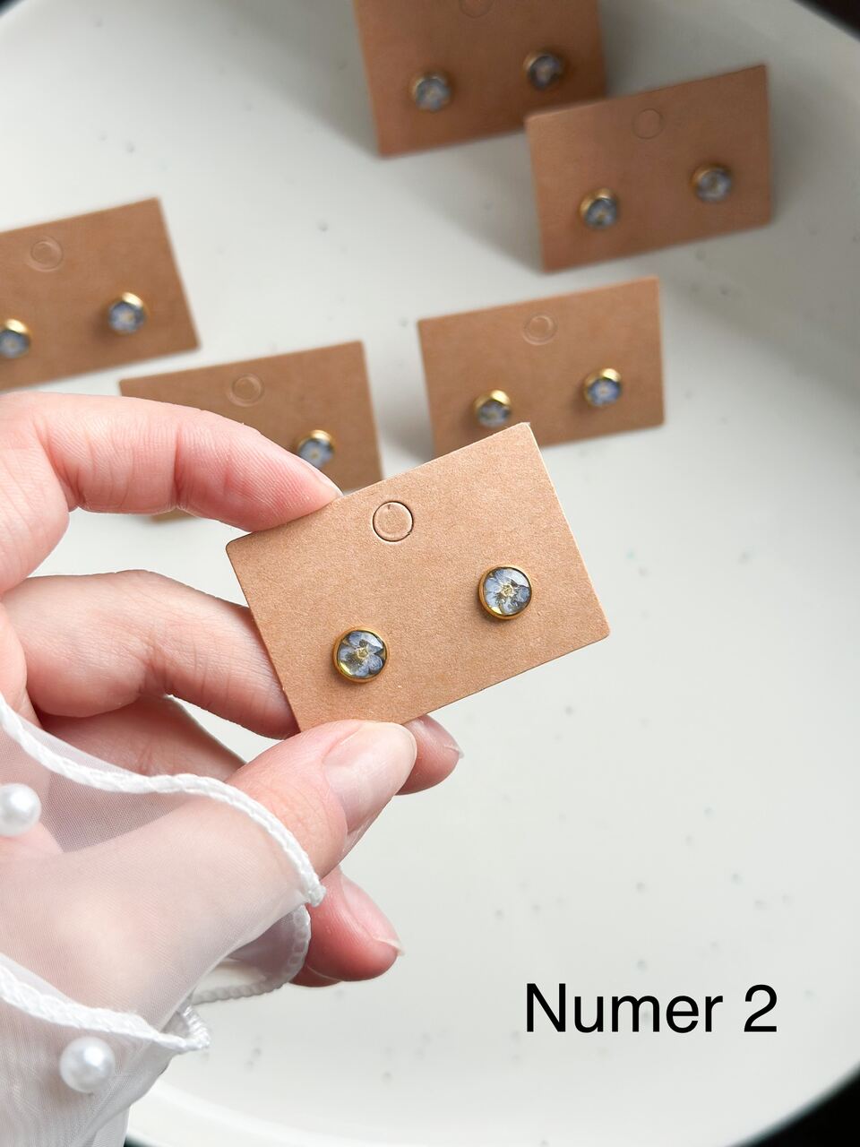 złote kolczyki z niezapominajkami, kolczyki z prawdziwymi kwiatami, biżuteria z suszonymi kwiatami, kolczyki z żywicy epoksydowej, ręcznie robione kolczyki z kwiatami, kolczyki z niebieskimi kwiatami, kolczyki sztyfty z żywicy, złota biżuteria z kwiatami, kolczyki z kwiatami zalanymi żywicą, biżuteria handmade, kwiaty w żywicy epoksydowej, biżuteria z niezapominajkami, pomysł na prezent dla niej, delikatne kolczyki z kwiatami, ręcznie robiona biżuteria z kwiatów