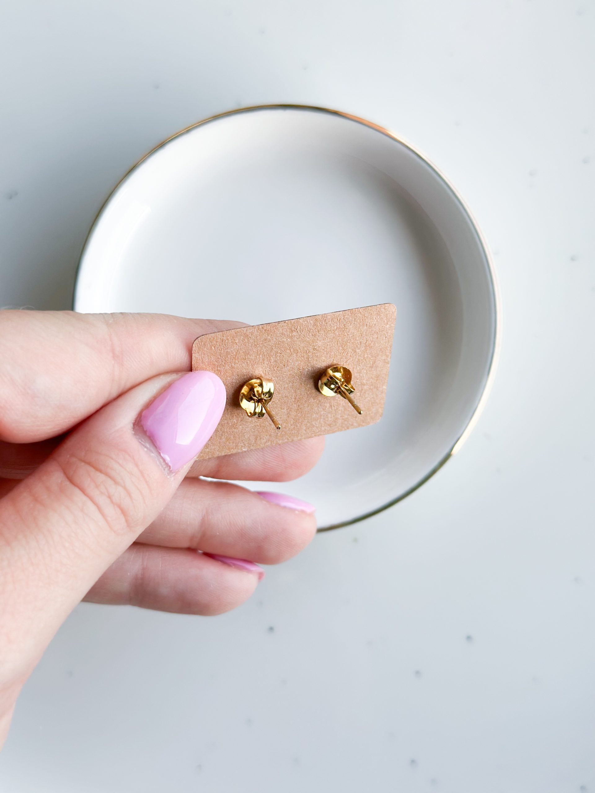 złote kolczyki z niezapominajkami, kolczyki z prawdziwymi kwiatami, biżuteria z suszonymi kwiatami, kolczyki z żywicy epoksydowej, ręcznie robione kolczyki z kwiatami, kolczyki z niebieskimi kwiatami, kolczyki sztyfty z żywicy, złota biżuteria z kwiatami, kolczyki z kwiatami zalanymi żywicą, biżuteria handmade, kwiaty w żywicy epoksydowej, biżuteria z niezapominajkami, pomysł na prezent dla niej, delikatne kolczyki z kwiatami, ręcznie robiona biżuteria z kwiatów