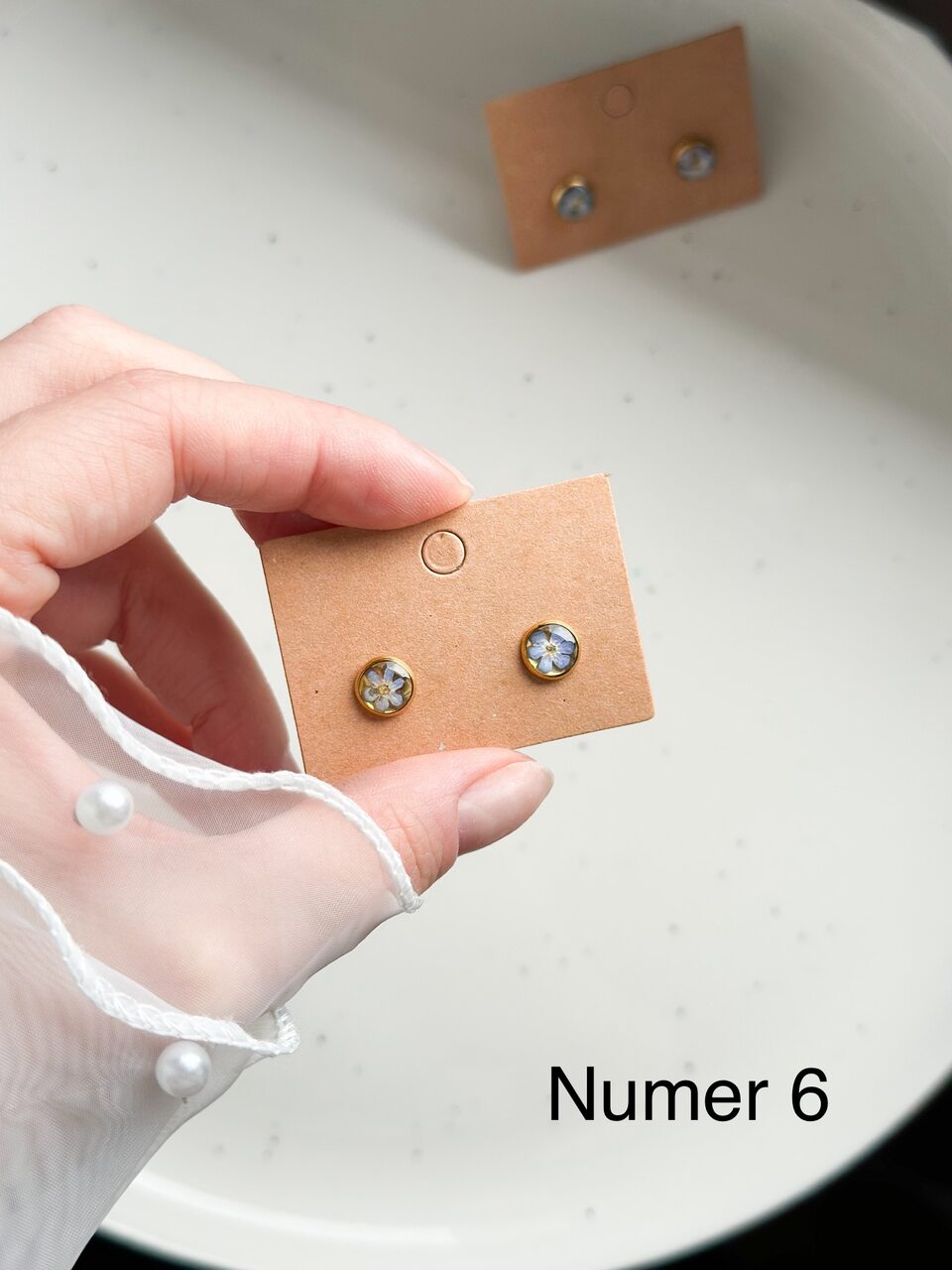 złote kolczyki z niezapominajkami, kolczyki z prawdziwymi kwiatami, biżuteria z suszonymi kwiatami, kolczyki z żywicy epoksydowej, ręcznie robione kolczyki z kwiatami, kolczyki z niebieskimi kwiatami, kolczyki sztyfty z żywicy, złota biżuteria z kwiatami, kolczyki z kwiatami zalanymi żywicą, biżuteria handmade, kwiaty w żywicy epoksydowej, biżuteria z niezapominajkami, pomysł na prezent dla niej, delikatne kolczyki z kwiatami, ręcznie robiona biżuteria z kwiatów