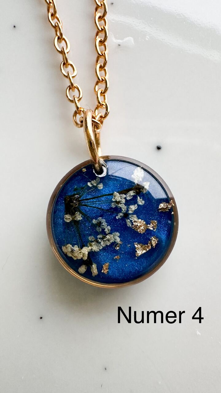 naszyjnik z prawdziwych kwiatów zalanych żywicą epoksydową, biżuteria z suszonymi kwiatami, ręcznie robiony naszyjnik z suszonych kwiatów, biżuteria z żywicy epoksydowej i suszonych kwiatów, naszyjnik z kwiatami w żywicy, kwiaty w żywicy epoksydowej, naszyjnik z kwiatami marchwi, biżuteria handmade, naszyjnik z żywicy z prawdziwymi kwiatami, pomysł na prezent, złoty naszyjnik z żywicy, biżuteria z naturalnych kwiatów