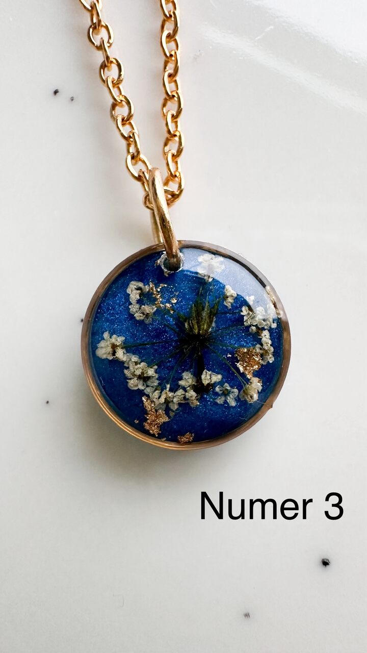 naszyjnik z prawdziwych kwiatów zalanych żywicą epoksydową, biżuteria z suszonymi kwiatami, ręcznie robiony naszyjnik z suszonych kwiatów, biżuteria z żywicy epoksydowej i suszonych kwiatów, naszyjnik z kwiatami w żywicy, kwiaty w żywicy epoksydowej, naszyjnik z kwiatami marchwi, biżuteria handmade, naszyjnik z żywicy z prawdziwymi kwiatami, pomysł na prezent, złoty naszyjnik z żywicy, biżuteria z naturalnych kwiatów
