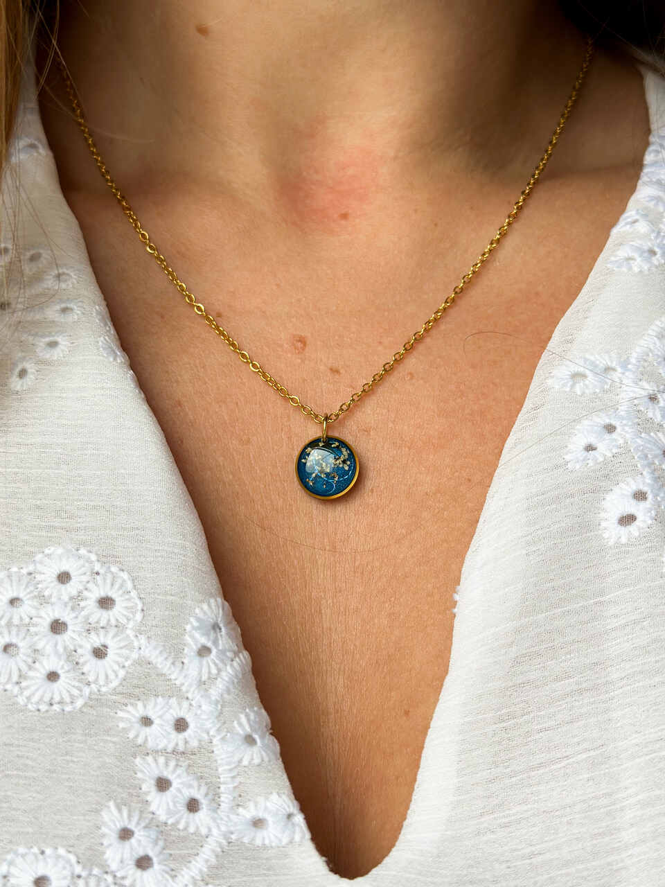 naszyjnik z prawdziwych kwiatów zalanych żywicą epoksydową, biżuteria z suszonymi kwiatami, ręcznie robiony naszyjnik z suszonych kwiatów, biżuteria z żywicy epoksydowej i suszonych kwiatów, naszyjnik z kwiatami w żywicy, kwiaty w żywicy epoksydowej, naszyjnik z kwiatami marchwi, biżuteria handmade, naszyjnik z żywicy z prawdziwymi kwiatami, pomysł na prezent, złoty naszyjnik z żywicy, biżuteria z naturalnych kwiatów