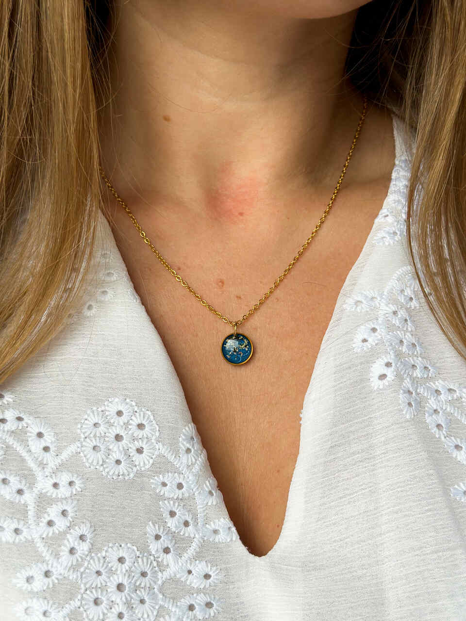 naszyjnik z prawdziwych kwiatów zalanych żywicą epoksydową, biżuteria z suszonymi kwiatami, ręcznie robiony naszyjnik z suszonych kwiatów, biżuteria z żywicy epoksydowej i suszonych kwiatów, naszyjnik z kwiatami w żywicy, kwiaty w żywicy epoksydowej, naszyjnik z kwiatami marchwi, biżuteria handmade, naszyjnik z żywicy z prawdziwymi kwiatami, pomysł na prezent, złoty naszyjnik z żywicy, biżuteria z naturalnych kwiatów