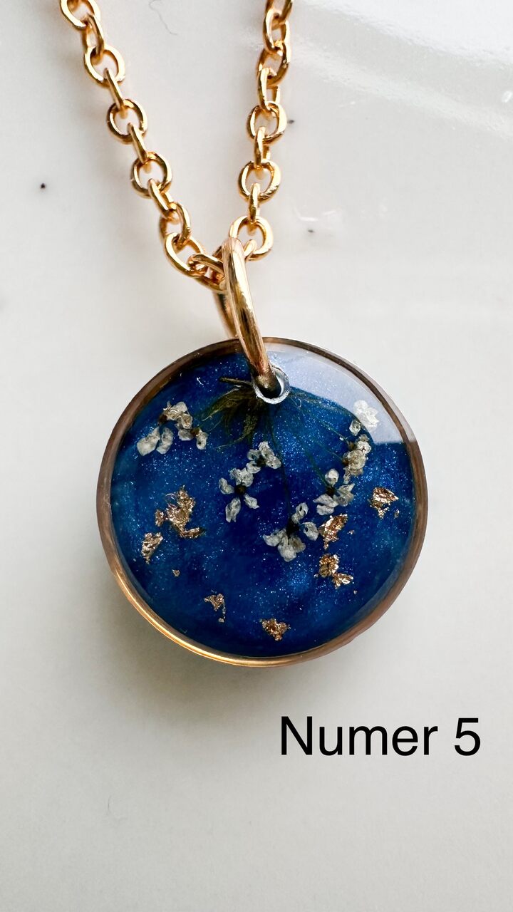 naszyjnik z prawdziwych kwiatów zalanych żywicą epoksydową, biżuteria z suszonymi kwiatami, ręcznie robiony naszyjnik z suszonych kwiatów, biżuteria z żywicy epoksydowej i suszonych kwiatów, naszyjnik z kwiatami w żywicy, kwiaty w żywicy epoksydowej, naszyjnik z kwiatami marchwi, biżuteria handmade, naszyjnik z żywicy z prawdziwymi kwiatami, pomysł na prezent, złoty naszyjnik z żywicy, biżuteria z naturalnych kwiatów