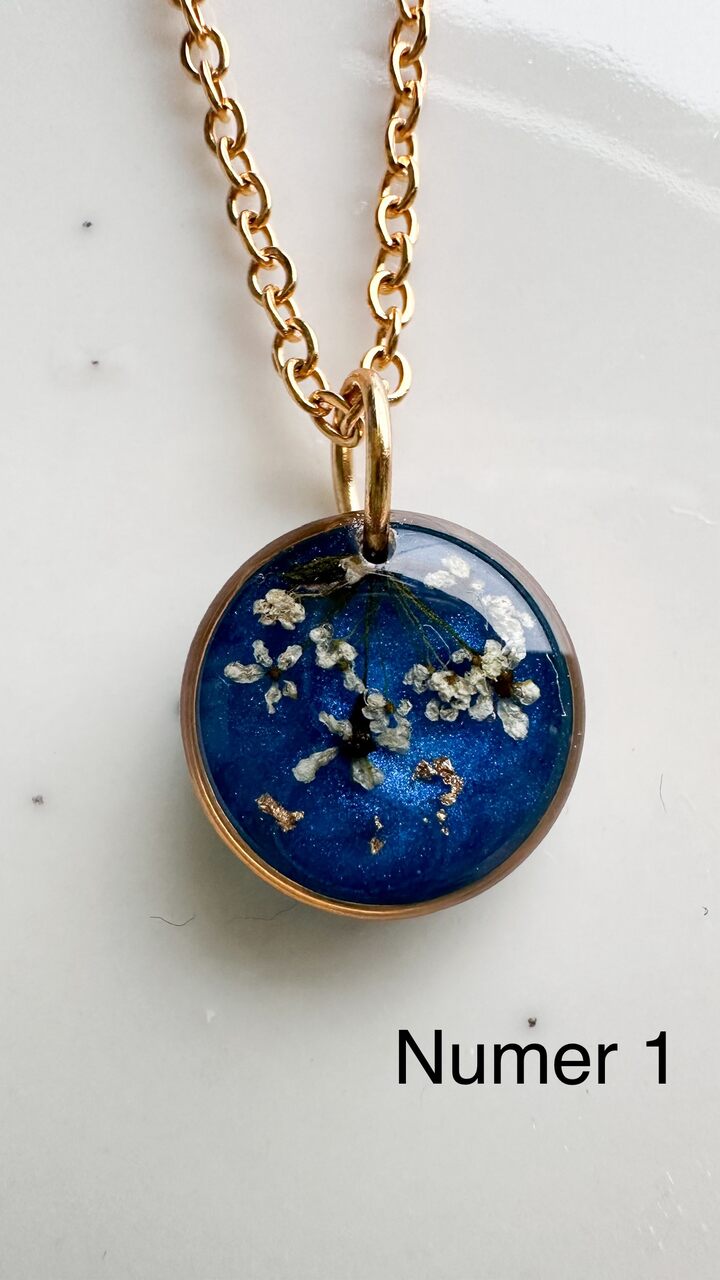 naszyjnik z prawdziwych kwiatów zalanych żywicą epoksydową, biżuteria z suszonymi kwiatami, ręcznie robiony naszyjnik z suszonych kwiatów, biżuteria z żywicy epoksydowej i suszonych kwiatów, naszyjnik z kwiatami w żywicy, kwiaty w żywicy epoksydowej, naszyjnik z kwiatami marchwi, biżuteria handmade, naszyjnik z żywicy z prawdziwymi kwiatami, pomysł na prezent, złoty naszyjnik z żywicy, biżuteria z naturalnych kwiatównaszyjnik z prawdziwych kwiatów zalanych żywicą epoksydową, biżuteria z suszonymi kwiatami, ręcznie robiony naszyjnik z suszonych kwiatów, biżuteria z żywicy epoksydowej i suszonych kwiatów, naszyjnik z kwiatami w żywicy, kwiaty w żywicy epoksydowej, naszyjnik z kwiatami marchwi, biżuteria handmade, naszyjnik z żywicy z prawdziwymi kwiatami, pomysł na prezent, złoty naszyjnik z żywicy, biżuteria z naturalnych kwiatów