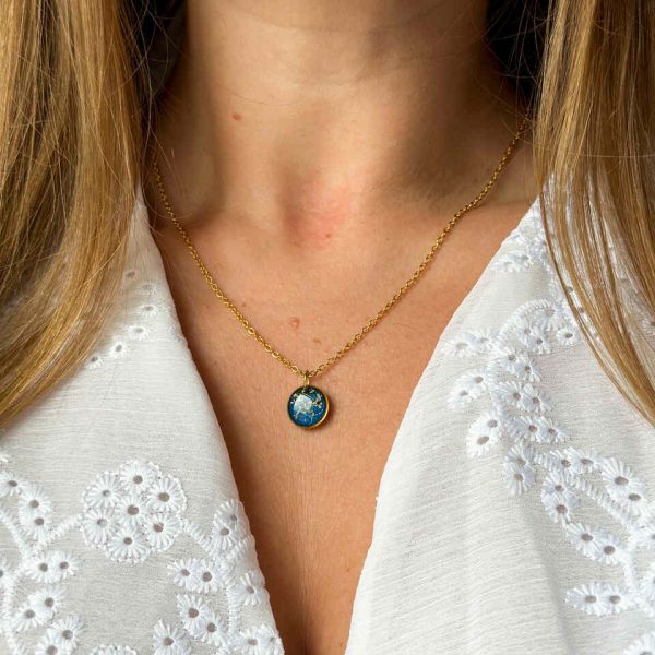 naszyjnik z prawdziwych kwiatów zalanych żywicą epoksydową, biżuteria z suszonymi kwiatami, ręcznie robiony naszyjnik z suszonych kwiatów, biżuteria z żywicy epoksydowej i suszonych kwiatów, naszyjnik z kwiatami w żywicy, kwiaty w żywicy epoksydowej, naszyjnik z kwiatami marchwi, biżuteria handmade, naszyjnik z żywicy z prawdziwymi kwiatami, pomysł na prezent, złoty naszyjnik z żywicy, biżuteria z naturalnych kwiatów