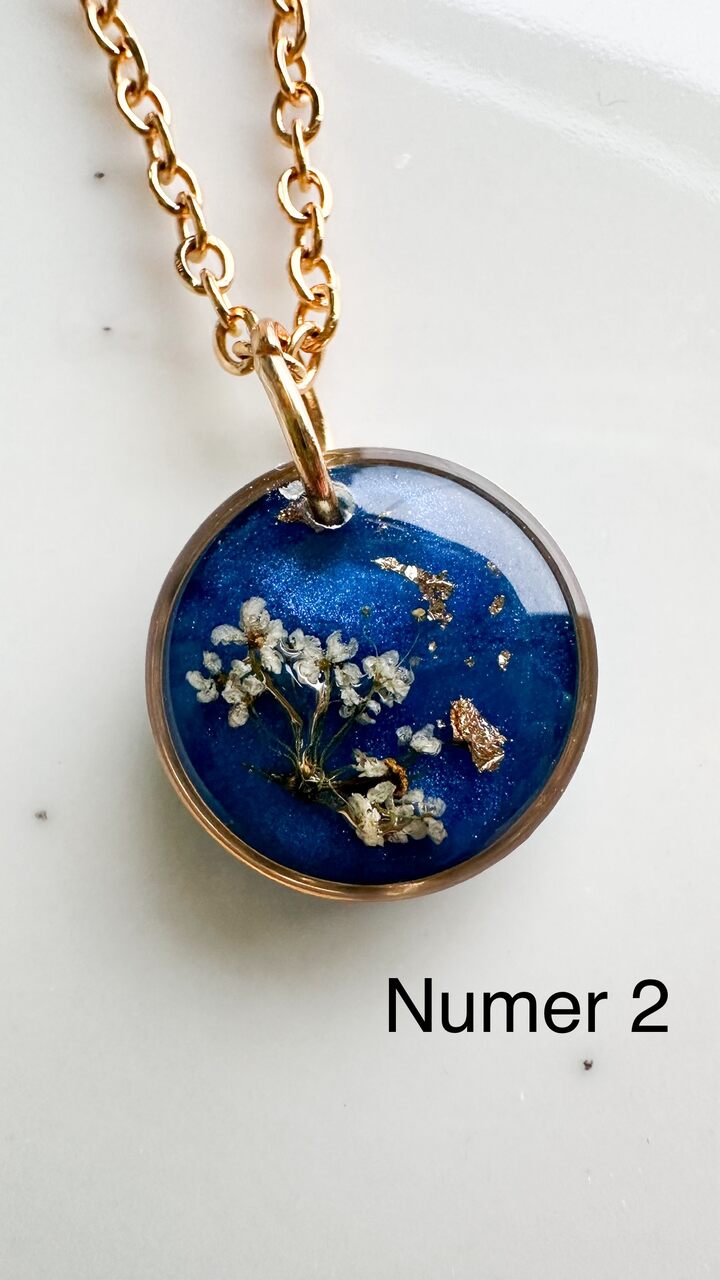 naszyjnik z prawdziwych kwiatów zalanych żywicą epoksydową, biżuteria z suszonymi kwiatami, ręcznie robiony naszyjnik z suszonych kwiatów, biżuteria z żywicy epoksydowej i suszonych kwiatów, naszyjnik z kwiatami w żywicy, kwiaty w żywicy epoksydowej, naszyjnik z kwiatami marchwi, biżuteria handmade, naszyjnik z żywicy z prawdziwymi kwiatami, pomysł na prezent, złoty naszyjnik z żywicy, biżuteria z naturalnych kwiatów