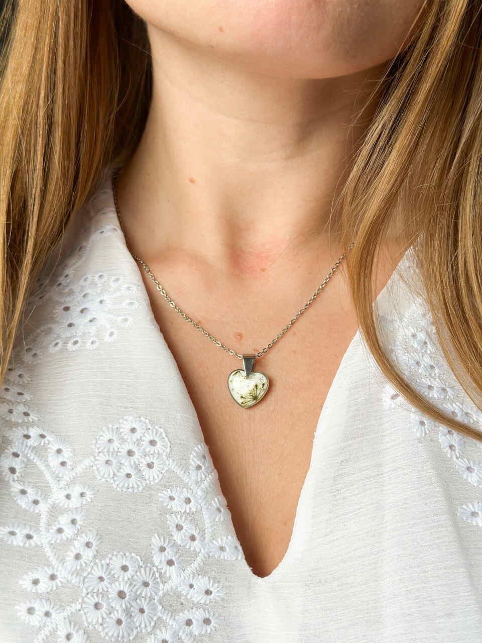 naszyjnik z prawdziwych kwiatów zalanych żywicą epoksydową, biżuteria z suszonymi kwiatami, ręcznie robiony naszyjnik z suszonych kwiatów, biżuteria z żywicy epoksydowej i suszonych kwiatów, biżuteria z kwiatami zalanymi żywicą, kwiaty w żywicy epoksydowej, pomysł na prezent, złoty naszyjnik z sercem, naszyjnik z brzoskwiniowym tłem, biżuteria handmade, naturalna biżuteria