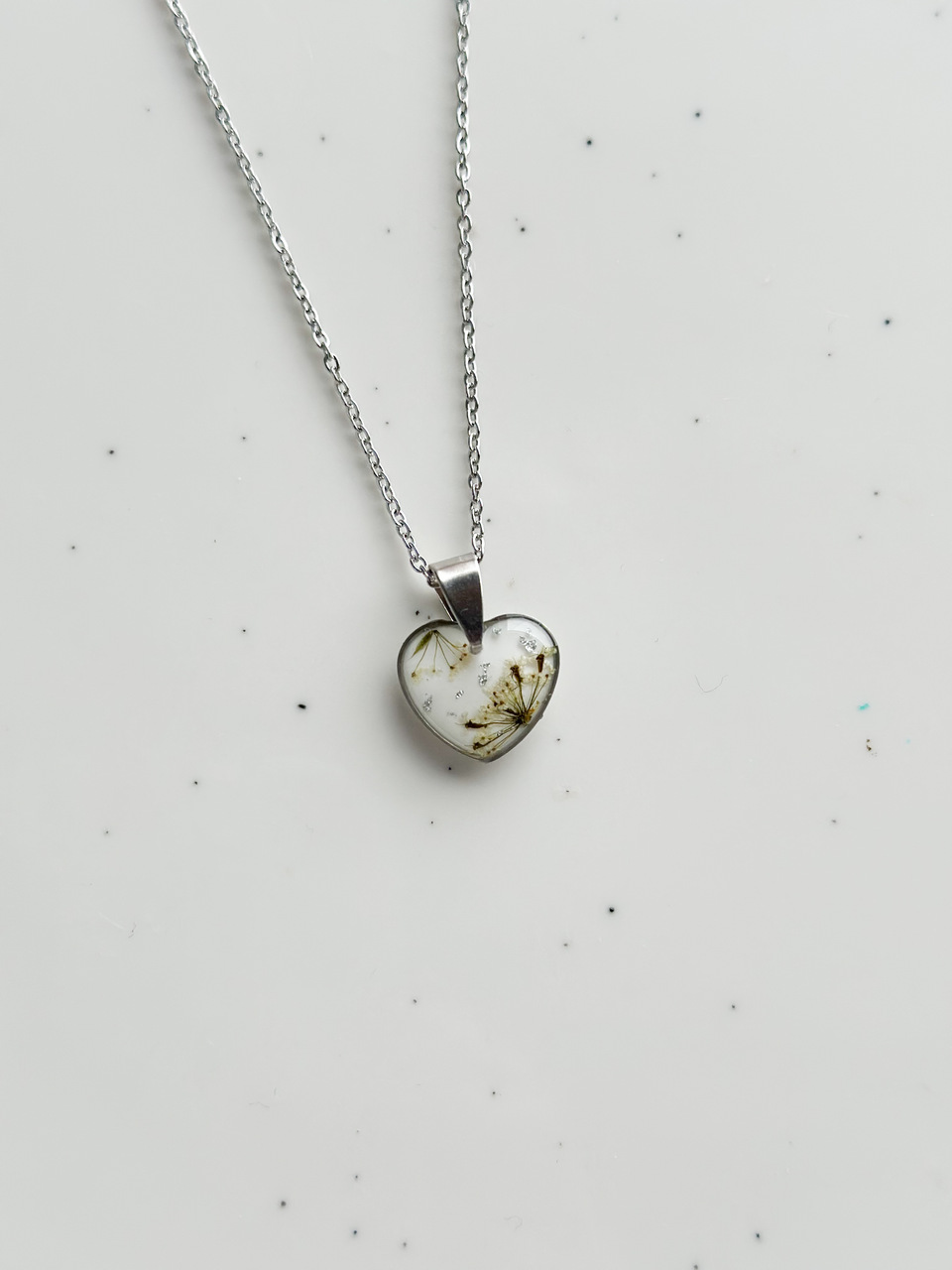 naszyjnik z prawdziwych kwiatów zalanych żywicą epoksydową, biżuteria z suszonymi kwiatami, ręcznie robiony naszyjnik z suszonych kwiatów, biżuteria z żywicy epoksydowej i suszonych kwiatów, biżuteria z kwiatami zalanymi żywicą, kwiaty w żywicy epoksydowej, pomysł na prezent, złoty naszyjnik z sercem, naszyjnik z brzoskwiniowym tłem, biżuteria handmade, naturalna biżuteria