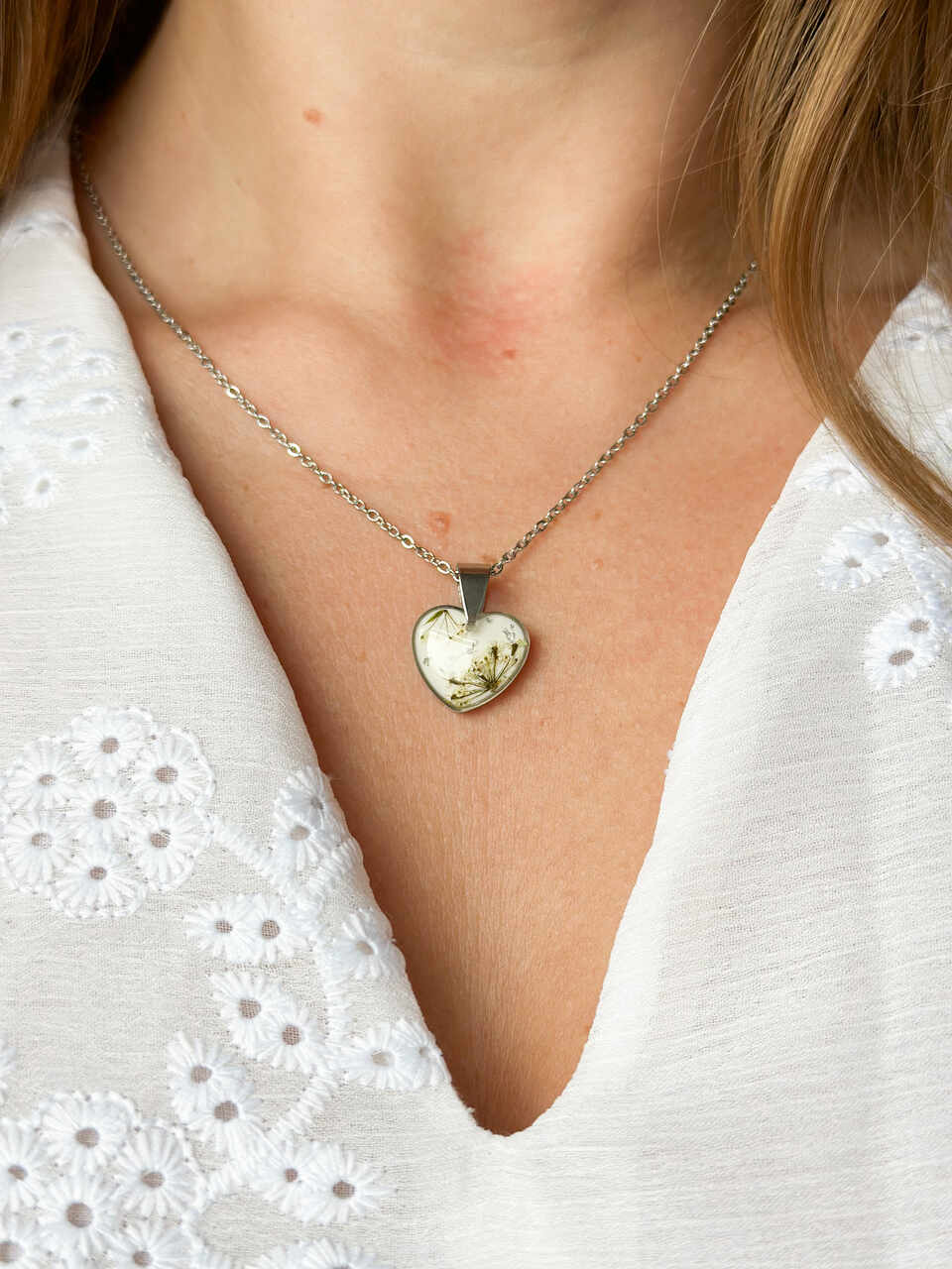 naszyjnik z prawdziwych kwiatów zalanych żywicą epoksydową, biżuteria z suszonymi kwiatami, ręcznie robiony naszyjnik z suszonych kwiatów, biżuteria z żywicy epoksydowej i suszonych kwiatów, biżuteria z kwiatami zalanymi żywicą, kwiaty w żywicy epoksydowej, pomysł na prezent, złoty naszyjnik z sercem, naszyjnik z brzoskwiniowym tłem, biżuteria handmade, naturalna biżuteria