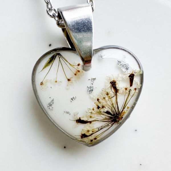 naszyjnik z prawdziwych kwiatów zalanych żywicą epoksydową, biżuteria z suszonymi kwiatami, ręcznie robiony naszyjnik z suszonych kwiatów, biżuteria z żywicy epoksydowej i suszonych kwiatów, biżuteria z kwiatami zalanymi żywicą, kwiaty w żywicy epoksydowej, pomysł na prezent, złoty naszyjnik z sercem, naszyjnik z brzoskwiniowym tłem, biżuteria handmade, naturalna biżuteria