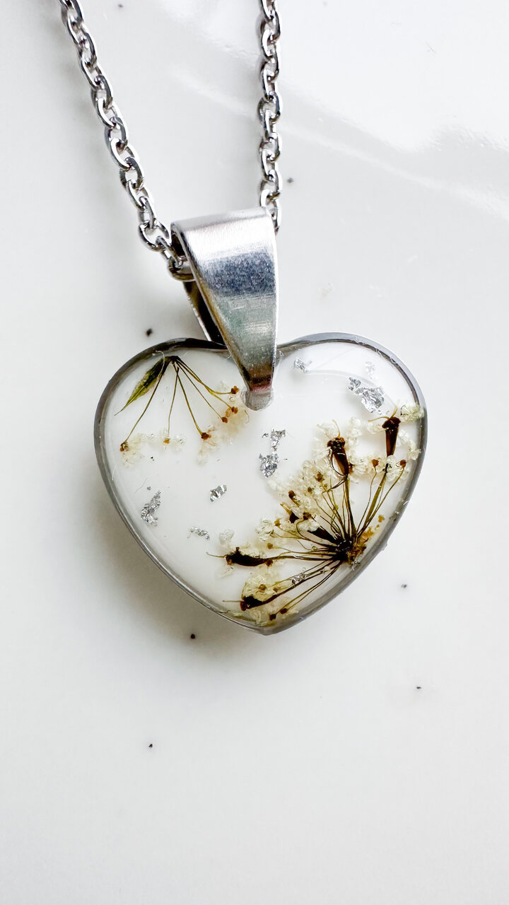 naszyjnik z prawdziwych kwiatów zalanych żywicą epoksydową, biżuteria z suszonymi kwiatami, ręcznie robiony naszyjnik z suszonych kwiatów, biżuteria z żywicy epoksydowej i suszonych kwiatów, biżuteria z kwiatami zalanymi żywicą, kwiaty w żywicy epoksydowej, pomysł na prezent, złoty naszyjnik z sercem, naszyjnik z brzoskwiniowym tłem, biżuteria handmade, naturalna biżuteria