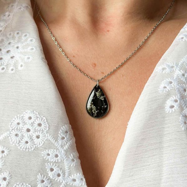 naszyjnik z prawdziwych kwiatów zalanych żywicą epoksydową, biżuteria z suszonymi kwiatami, ręcznie robiony naszyjnik z suszonych kwiatów, biżuteria z żywicy epoksydowej i suszonych kwiatów, biżuteria z kwiatami zalanymi żywicą, kwiaty w żywicy epoksydowej, pomysł na prezent, srebrny naszyjnik łezka, naszyjnik z czarnym tłem, biżuteria handmade, naturalna biżuteria