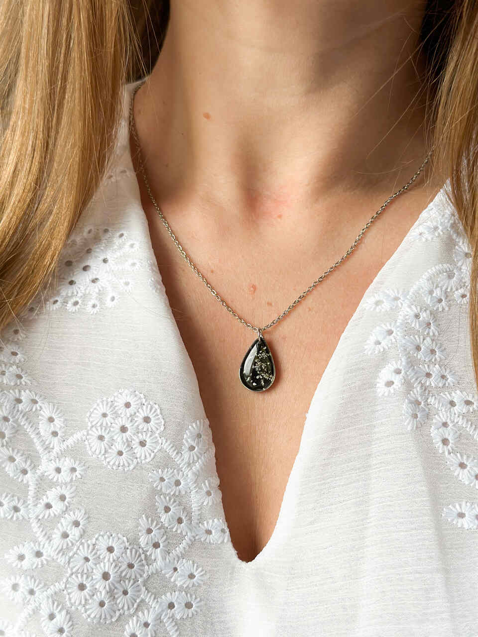 naszyjnik z prawdziwych kwiatów zalanych żywicą epoksydową, biżuteria z suszonymi kwiatami, ręcznie robiony naszyjnik z suszonych kwiatów, biżuteria z żywicy epoksydowej i suszonych kwiatów, biżuteria z kwiatami zalanymi żywicą, kwiaty w żywicy epoksydowej, pomysł na prezent, srebrny naszyjnik łezka, naszyjnik z czarnym tłem, biżuteria handmade, naturalna biżuteria