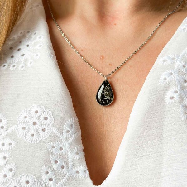 naszyjnik z prawdziwych kwiatów zalanych żywicą epoksydową, biżuteria z suszonymi kwiatami, ręcznie robiony naszyjnik z suszonych kwiatów, biżuteria z żywicy epoksydowej i suszonych kwiatów, biżuteria z kwiatami zalanymi żywicą, kwiaty w żywicy epoksydowej, pomysł na prezent, srebrny naszyjnik łezka, naszyjnik z czarnym tłem, biżuteria handmade, naturalna biżuteria