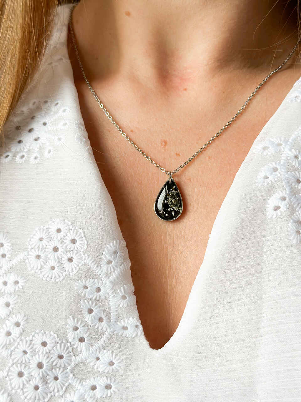 naszyjnik z prawdziwych kwiatów zalanych żywicą epoksydową, biżuteria z suszonymi kwiatami, ręcznie robiony naszyjnik z suszonych kwiatów, biżuteria z żywicy epoksydowej i suszonych kwiatów, biżuteria z kwiatami zalanymi żywicą, kwiaty w żywicy epoksydowej, pomysł na prezent, srebrny naszyjnik łezka, naszyjnik z czarnym tłem, biżuteria handmade, naturalna biżuteria