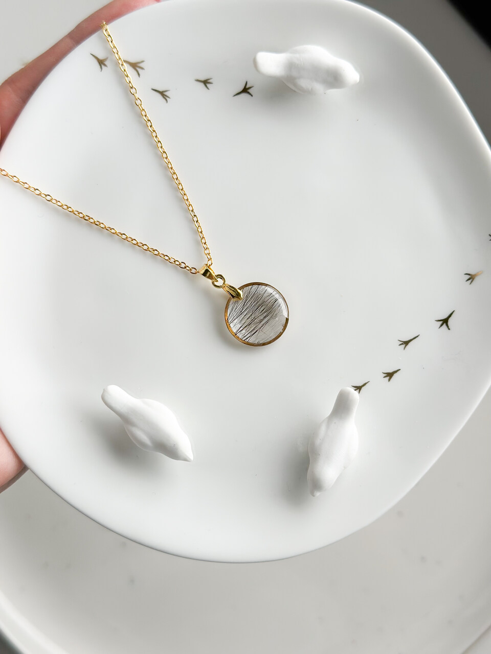 Naszyjnik z sierścią psa zatopioną w żywicy epoksydowej – biżuteria handmade