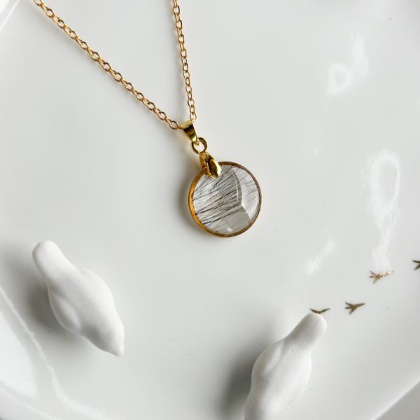 Naszyjnik z sierścią psa zatopioną w żywicy epoksydowej – biżuteria handmade