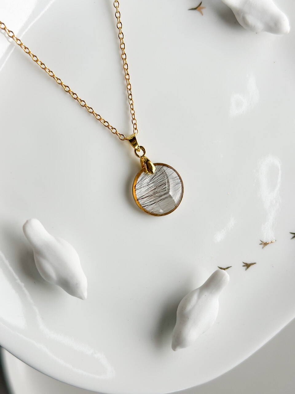 Naszyjnik z sierścią psa zatopioną w żywicy epoksydowej – biżuteria handmade