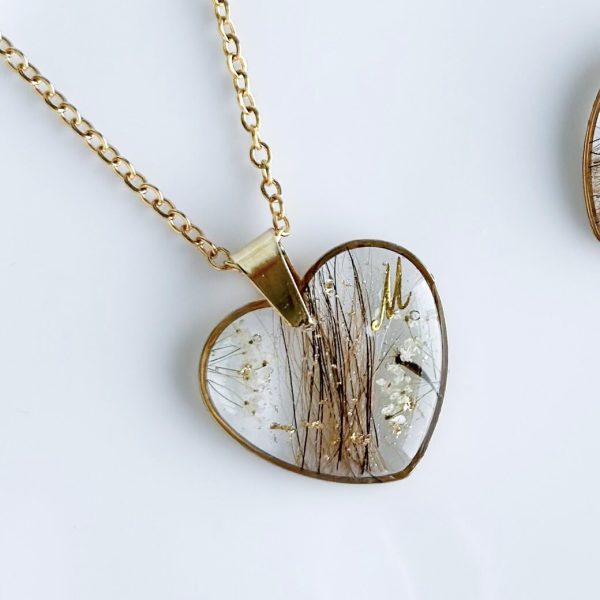 biżuteria z sierścią psa, biżuteria z sierścią zwierząt, naszyjnik z sierścią, naszyjnik z sierścią psa, naszyjnik z sierścią kota, biżuteria z sierścią pupila, pamiątka po zwierzaku, naszyjnik z żywicy, personalizowana biżuteria handmade, naszyjnik serce z sierścią, biżuteria z sierścią konia, biżuteria pamiątkowa dla miłośników zwierząt, biżuteria ze stali chirurgicznej z sierścią, ręcznie robiony naszyjnik z sierścią