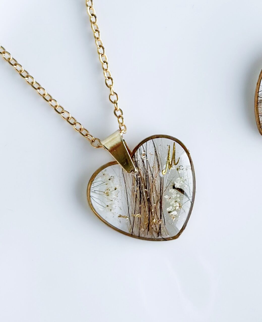 biżuteria z sierścią psa, biżuteria z sierścią zwierząt, naszyjnik z sierścią, naszyjnik z sierścią psa, naszyjnik z sierścią kota, biżuteria z sierścią pupila, pamiątka po zwierzaku, naszyjnik z żywicy, personalizowana biżuteria handmade, naszyjnik serce z sierścią, biżuteria z sierścią konia, biżuteria pamiątkowa dla miłośników zwierząt, biżuteria ze stali chirurgicznej z sierścią, ręcznie robiony naszyjnik z sierścią