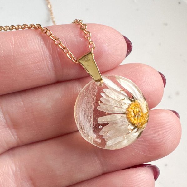 biżuteria z sierścią psa, biżuteria z sierścią zwierząt, naszyjnik z sierścią, naszyjnik z sierścią psa, naszyjnik z sierścią kota, biżuteria z sierścią pupila, pamiątka po zwierzaku, naszyjnik z żywicy, personalizowana biżuteria handmade, naszyjnik kółko z sierścią, biżuteria ze stali chirurgicznej z sierścią, ręcznie robiony naszyjnik z sierścią, biżuteria z kwiatem stokrotki, unikalny naszyjnik z sierścią