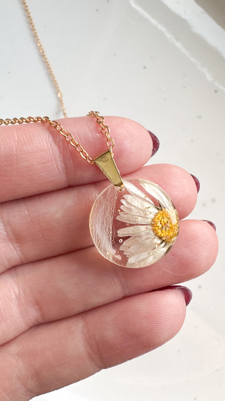 biżuteria z sierścią psa, biżuteria z sierścią zwierząt, naszyjnik z sierścią, naszyjnik z sierścią psa, naszyjnik z sierścią kota, biżuteria z sierścią pupila, pamiątka po zwierzaku, naszyjnik z żywicy, personalizowana biżuteria handmade, naszyjnik kółko z sierścią, biżuteria ze stali chirurgicznej z sierścią, ręcznie robiony naszyjnik z sierścią, biżuteria z kwiatem stokrotki, unikalny naszyjnik z sierścią