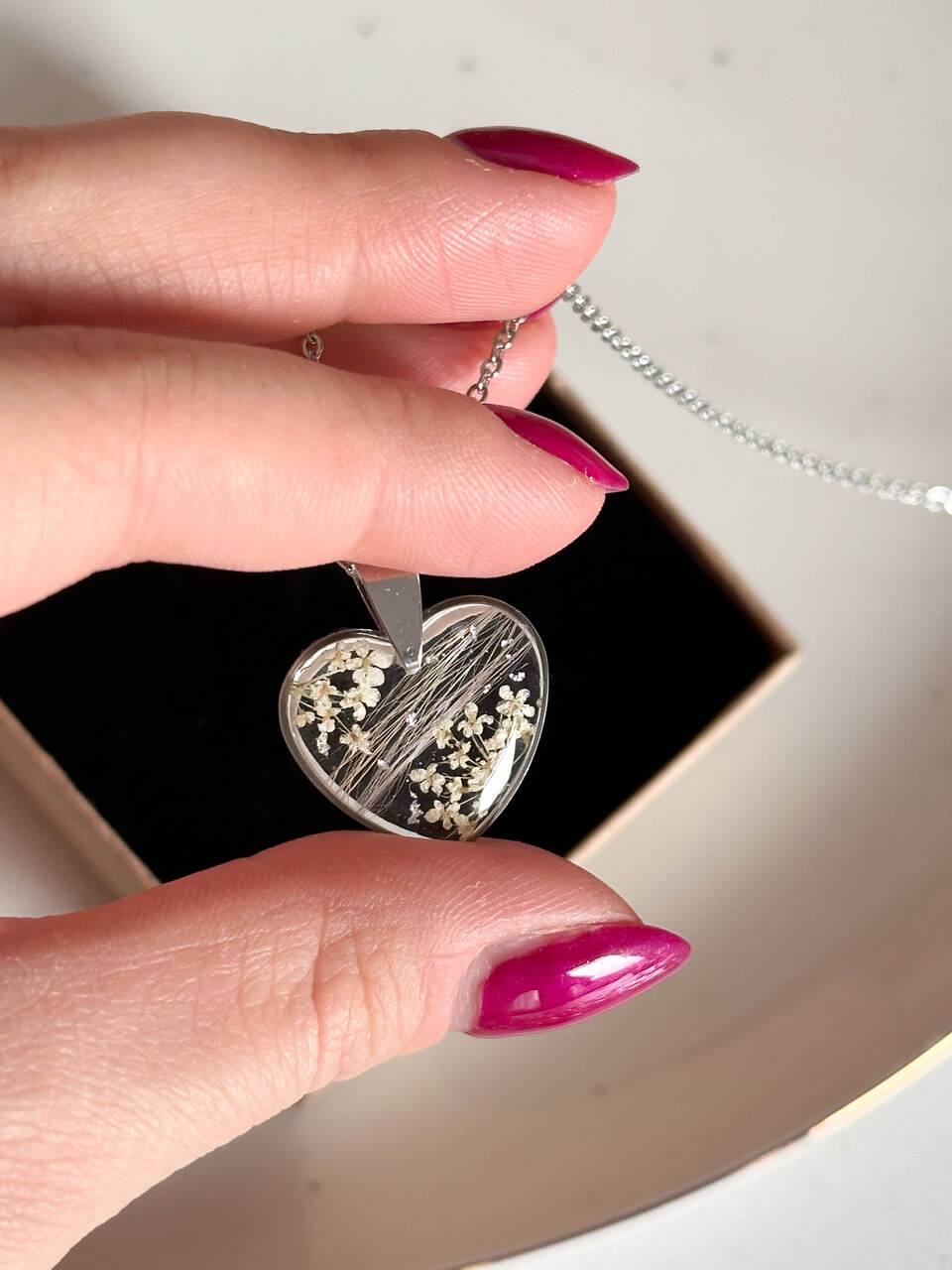 naszyjnik z sierścią, naszyjnik serce z sierścią, biżuteria z sierścią psa, biżuteria z sierścią zwierząt, biżuteria z sierścią pupila, biżuteria z żywicy, pamiątka po zwierzaku, stal chirurgiczna biżuteria handmade, personalizowany naszyjnik z sierścią, biżuteria z sierścią handmade