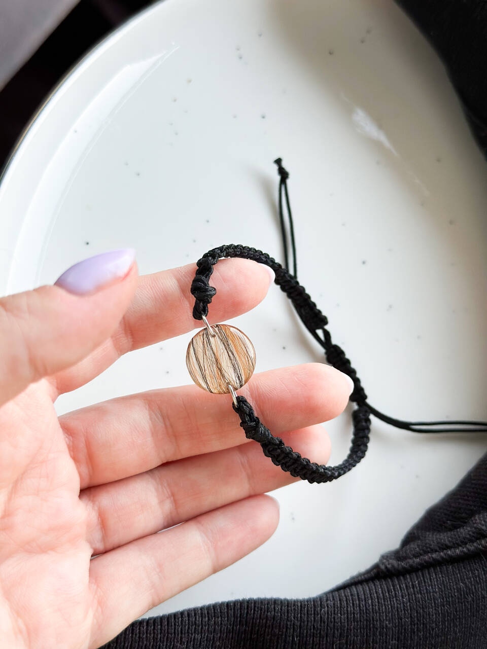 bransoletka z sierścią zwierzaka, biżuteria z sierścią psa, pamiątka po pupilu, bransoletka z makramy męska, biżuteria z żywicy epoksydowej, personalizowana biżuteria handmade, pamiątka po psie, pamiątka po kocie, bransoletka z sierścią kota, prezent dla miłośnika zwierząt, bransoletka z sierścią konia, bransoletka z sierścią królika, biżuteria pamięci po zwierzaku, makrama bransoletka męska, bransoletka z sierścią pupila, unikalna biżuteria ręcznie robiona, prezent po stracie zwierzaka, pamiątka po ukochanym psie, pamiątka po ukochanym kocie, personalizowany prezent dla mężczyzny