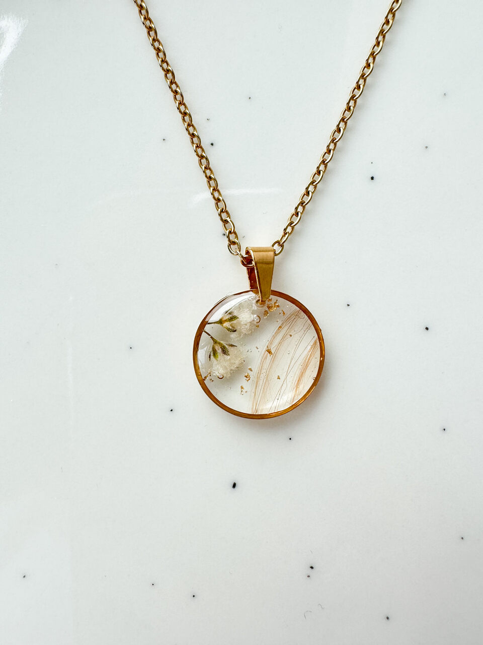 Biżuteria z sierścią zwierząt – naszyjnik z sierścią pupila