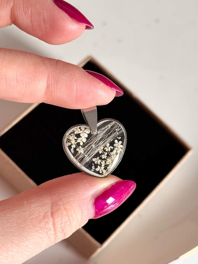 naszyjnik z sierścią, naszyjnik serce z sierścią, biżuteria z sierścią psa, biżuteria z sierścią zwierząt, biżuteria z sierścią pupila, biżuteria z żywicy, pamiątka po zwierzaku, stal chirurgiczna biżuteria handmade, personalizowany naszyjnik z sierścią, biżuteria z sierścią handmade