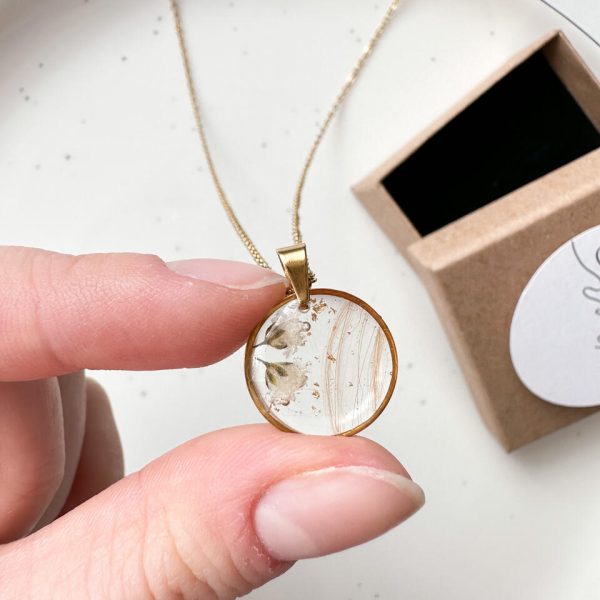 biżuteria z sierścią zwierząt, biżuteria z sierścią pupila, biżuteria z sierścią kota, biżuteria z sierścią psa, biżuteria handmade z sierścią, naszyjnik z sierścią pupila, naszyjnik z sierścią zwierząt, naszyjnik z sierścią kota, naszyjnik z sierścią psa, naszyjnik z sierścią i kwiatami, naszyjnik z sierścią i gipsówką, biżuteria z żywicy z sierścią, biżuteria z sierścią handmade, pamiątka po zwierzaku, pamiątka po ukochanym zwierzaku, biżuteria pamiątkowa po pupilu, pamiątkowy naszyjnik z sierścią, biżuteria z sierścią i kwiatami, personalizowana biżuteria z sierścią, biżuteria z sierścią i żywicą, naszyjnik handmade z sierścią, pamiątka po psie, pamiątka po kocie, prezent dla miłośnika zwierząt,