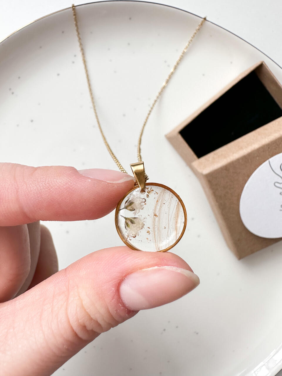 biżuteria z sierścią zwierząt, biżuteria z sierścią pupila, biżuteria z sierścią kota, biżuteria z sierścią psa, biżuteria handmade z sierścią, naszyjnik z sierścią pupila, naszyjnik z sierścią zwierząt, naszyjnik z sierścią kota, naszyjnik z sierścią psa, naszyjnik z sierścią i kwiatami, naszyjnik z sierścią i gipsówką, biżuteria z żywicy z sierścią, biżuteria z sierścią handmade, pamiątka po zwierzaku, pamiątka po ukochanym zwierzaku, biżuteria pamiątkowa po pupilu, pamiątkowy naszyjnik z sierścią, biżuteria z sierścią i kwiatami, personalizowana biżuteria z sierścią, biżuteria z sierścią i żywicą, naszyjnik handmade z sierścią, pamiątka po psie, pamiątka po kocie, prezent dla miłośnika zwierząt,