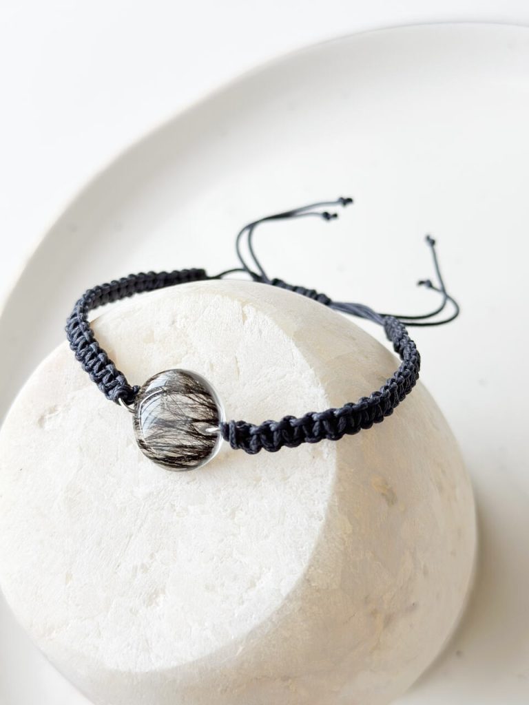 bransoletka z sierścią zwierzaka, biżuteria z sierścią psa, pamiątka po pupilu, bransoletka z makramy męska, biżuteria z żywicy epoksydowej, personalizowana biżuteria handmade, pamiątka po psie, pamiątka po kocie, bransoletka z sierścią kota, prezent dla miłośnika zwierząt, bransoletka z sierścią konia, bransoletka z sierścią królika, biżuteria pamięci po zwierzaku, makrama bransoletka męska, bransoletka z sierścią pupila, unikalna biżuteria ręcznie robiona, prezent po stracie zwierzaka, pamiątka po ukochanym psie, pamiątka po ukochanym kocie, personalizowany prezent dla mężczyzny