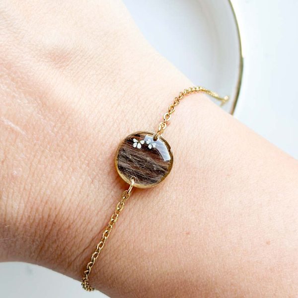 biżuteria z sierścią zwierząt, biżuteria z sierścią pupila, bransoletka z sierścią pupila, bransoletka z sierścią zwierzaka, biżuteria handmade z sierścią, biżuteria z sierścią handmade, bransoletka z sierścią kota, bransoletka z sierścią psa, biżuteria z sierścią kota, biżuteria z sierścią psa, bransoletka z sierścią i kwiatem, bransoletka z sierścią i kwiatem marchwii, bransoletka z sierścią i białym kwiatem, bransoletka z sierścią i żywicą, biżuteria z żywicy z sierścią, biżuteria z sierścią i kwiatami, delikatna biżuteria z sierścią, bransoletka z sierścią handmade, bransoletka z żywicy epoksydowej z sierścią, pamiątka po zwierzaku, pamiątka po pupilu, pamiątka po ukochanym zwierzaku, biżuteria pamiątkowa po zwierzaku, biżuteria pamiątkowa po psie, biżuteria pamiątkowa po kocie, biżuteria z sierścią na zamówienie, biżuteria personalizowana handmade, biżuteria z sierścią pupila handmade, bransoletka regulowana z sierścią pupila, biżuteria z duszą, biżuteria z miłości do zwierząt, biżuteria z sierścią pupila i kwiatem, bransoletka z sierścią pupila i kwiatkiem, biżuteria z sierścią i naturą, biżuteria z sierścią i wspomnieniem, pamiątka po ukochanym pupilu, biżuteria dla miłośników zwierząt, bransoletka z sierścią