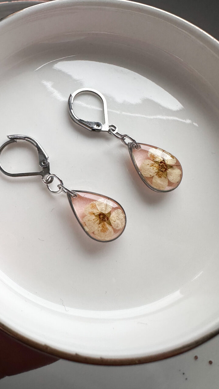 kolczyki z żywicy, kolczyki z suszonych kwiatów, biżuteria z suszonych kwiatów, biżuteria z prawdziwymi kwiatami, kolczyki bigiel angielski, kolczyki różowe, kolczyki z żywicy pudrowe, biżuteria handmade, biżuteria z natury, biżuteria z żywicy epoksydowej, kolczyki z prawdziwymi kwiatami, oryginalny pomysł na prezent dla niej, prezent gotowy do wręczenia, biżuteria artystyczna, kwiaty zatopione w żywicy, delikatna biżuteria dla niej, romantyczny prezent, ręcznie robiona biżuteria z duszą.