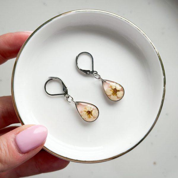 kolczyki z żywicy, kolczyki z suszonych kwiatów, biżuteria z suszonych kwiatów, biżuteria z prawdziwymi kwiatami, kolczyki bigiel angielski, kolczyki różowe, kolczyki z żywicy pudrowe, biżuteria handmade, biżuteria z natury, biżuteria z żywicy epoksydowej, kolczyki z prawdziwymi kwiatami, oryginalny pomysł na prezent dla niej, prezent gotowy do wręczenia, biżuteria artystyczna, kwiaty zatopione w żywicy, delikatna biżuteria dla niej, romantyczny prezent, ręcznie robiona biżuteria z duszą.