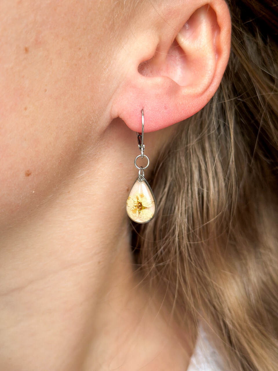 kolczyki z żywicy, kolczyki z suszonych kwiatów, biżuteria z suszonych kwiatów, biżuteria z prawdziwymi kwiatami, kolczyki bigiel angielski, kolczyki różowe, kolczyki z żywicy pudrowe, biżuteria handmade, biżuteria z natury, biżuteria z żywicy epoksydowej, kolczyki z prawdziwymi kwiatami, oryginalny pomysł na prezent dla niej, prezent gotowy do wręczenia, biżuteria artystyczna, kwiaty zatopione w żywicy, delikatna biżuteria dla niej, romantyczny prezent, ręcznie robiona biżuteria z duszą.