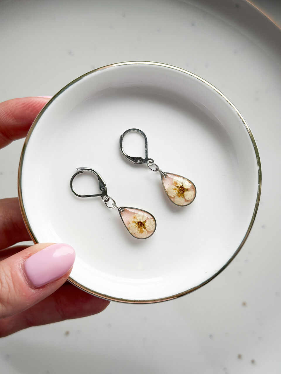 kolczyki z żywicy, kolczyki z suszonych kwiatów, biżuteria z suszonych kwiatów, biżuteria z prawdziwymi kwiatami, kolczyki bigiel angielski, kolczyki różowe, kolczyki z żywicy pudrowe, biżuteria handmade, biżuteria z natury, biżuteria z żywicy epoksydowej, kolczyki z prawdziwymi kwiatami, oryginalny pomysł na prezent dla niej, prezent gotowy do wręczenia, biżuteria artystyczna, kwiaty zatopione w żywicy, delikatna biżuteria dla niej, romantyczny prezent, ręcznie robiona biżuteria z duszą.