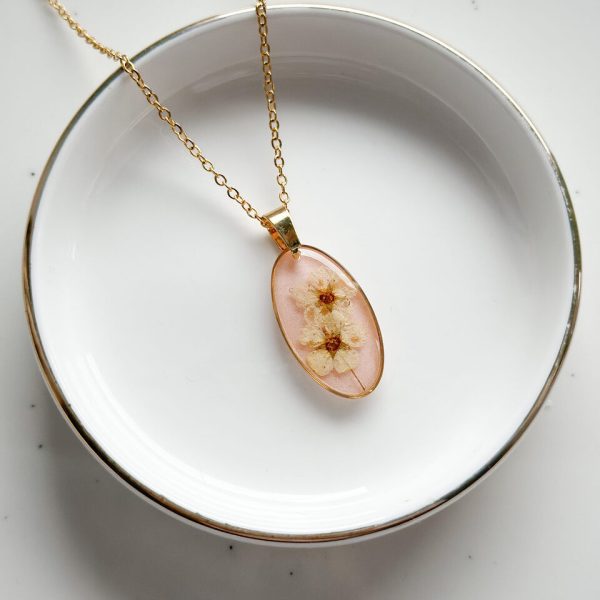 naszyjnik z kwiatów zalanych żywicą, biżuteria z prawdziwych kwiatów, biżuteria z suszonych kwiatów, ręcznie robiona biżuteria z żywicy, złoty naszyjnik elipsa, złoty medalion z kwiatem, biżuteria handmade, naszyjnik z żywicy z kwiatami, biżuteria artystyczna, biżuteria z natury, biżuteria z żywicy epoksydowej, delikatna biżuteria dla niej, oryginalny pomysł na prezent dla niej, unikalny prezent dla kobiety, naszyjnik z prawdziwymi kwiatami, biżuteria z żywicy handmade, kwiaty zatopione w żywicy, biżuteria dla miłośniczki natury