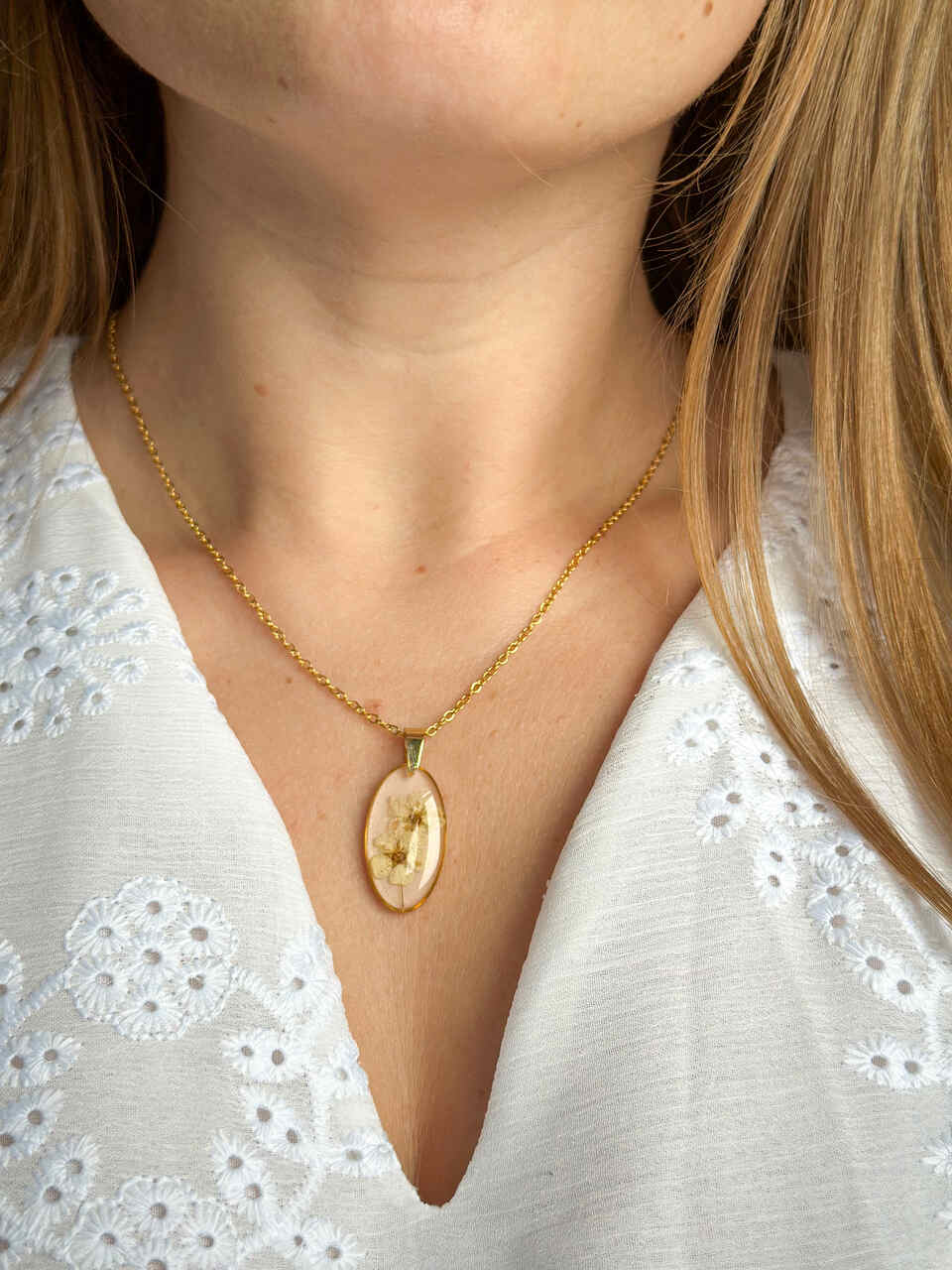 Naszyjnik elipsa, medalion z białym kwiatem tawuły, pudrowy róż - obrazek 3