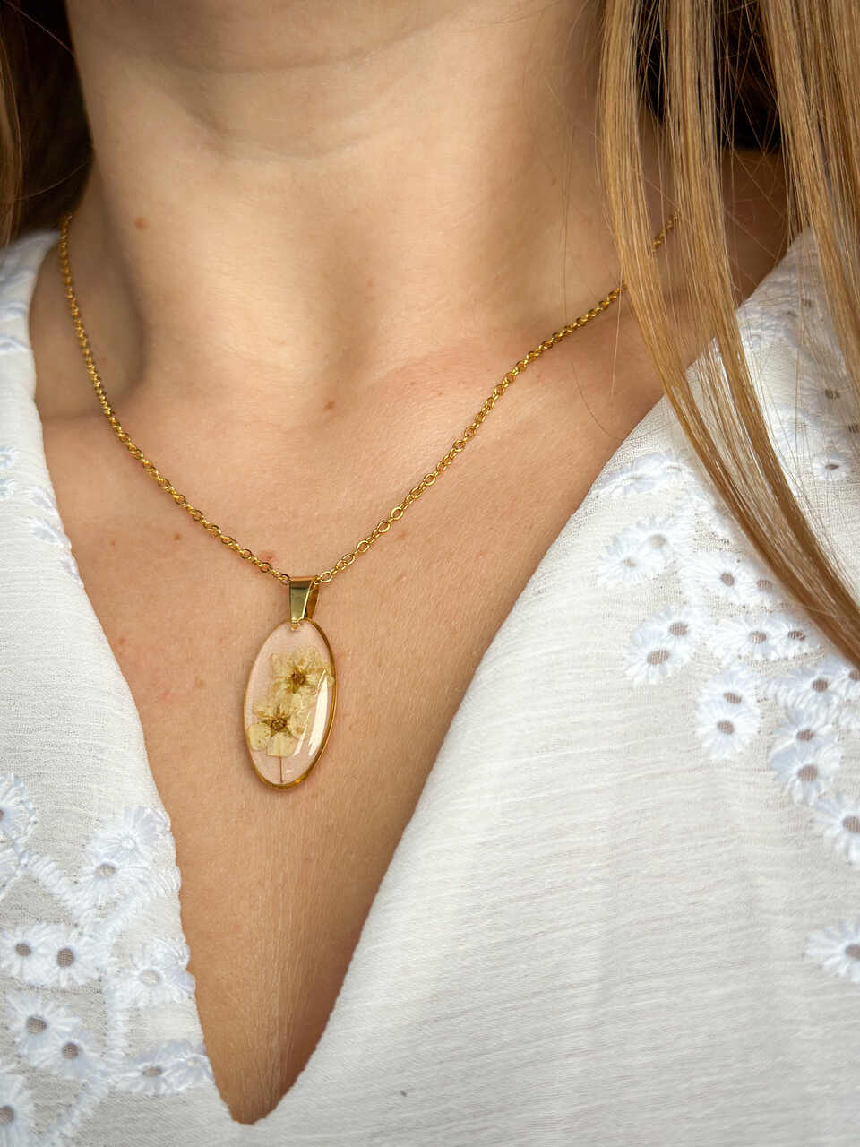 Naszyjnik elipsa, medalion z białym kwiatem tawuły, pudrowy róż - obrazek 2