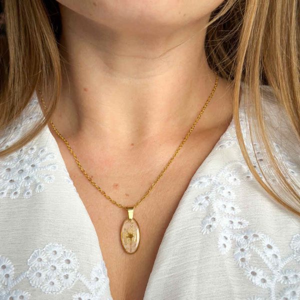 Naszyjnik elipsa, medalion z białym kwiatem tawuły, pudrowy róż