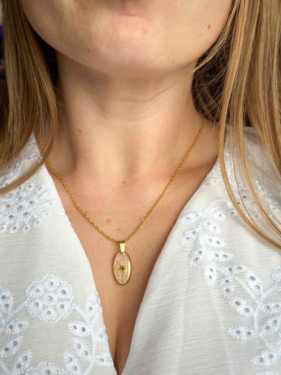 Naszyjnik elipsa, medalion z białym kwiatem tawuły, pudrowy róż