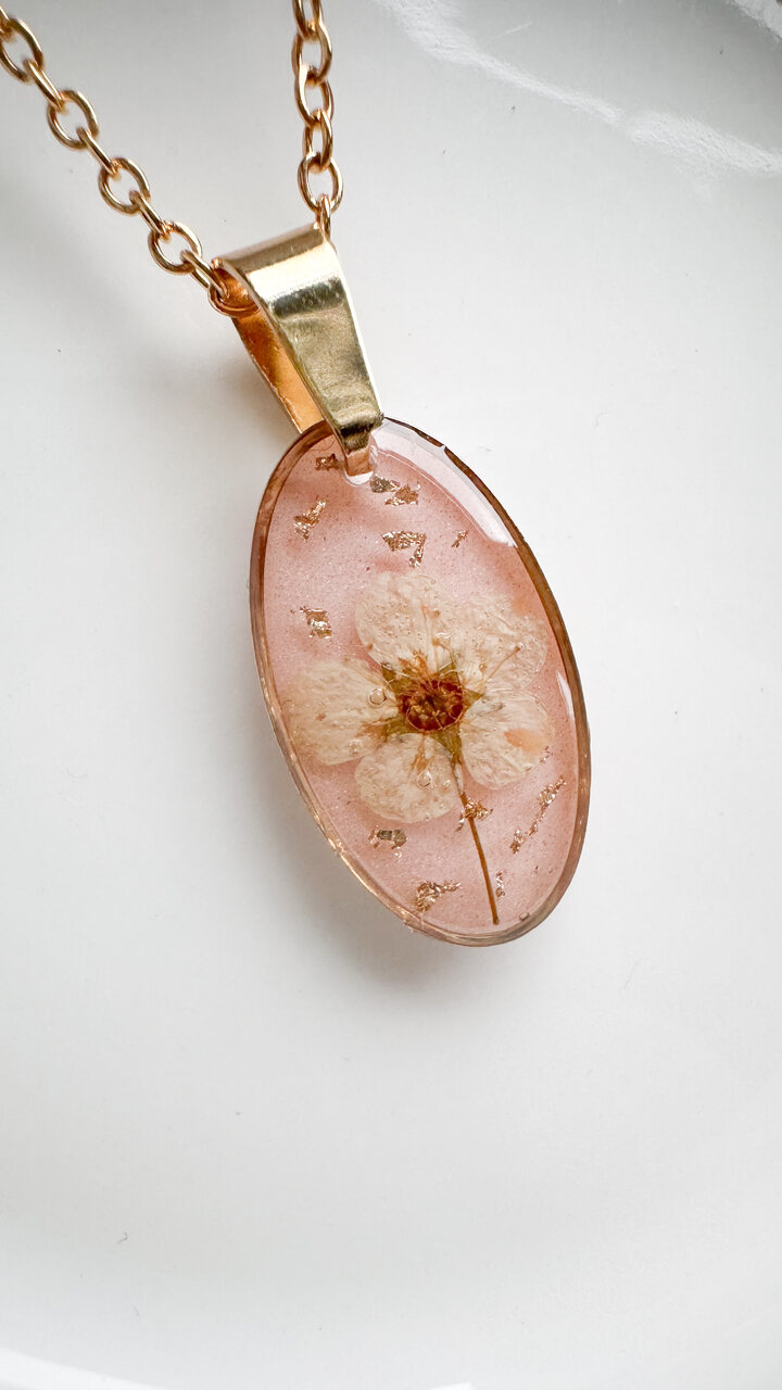 Naszyjnik elipsa, medalion z białym kwiatem tawuły, pudrowy róż - obrazek 3