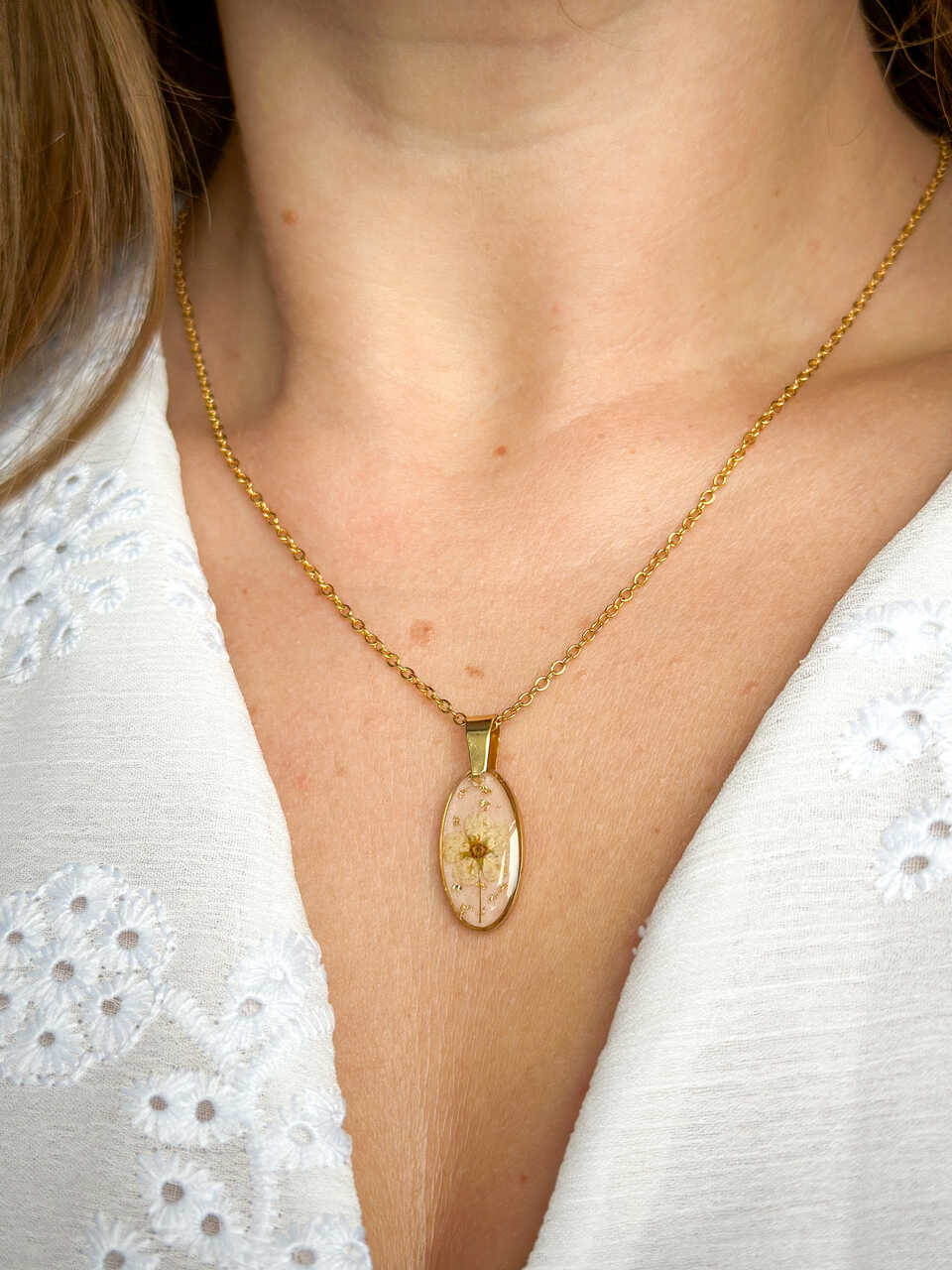 naszyjnik z kwiatów zalanych żywicą, biżuteria z prawdziwych kwiatów, biżuteria z suszonych kwiatów, ręcznie robiona biżuteria z żywicy, złoty naszyjnik elipsa, złoty medalion z kwiatem, biżuteria handmade, naszyjnik z żywicy z kwiatami, biżuteria artystyczna, biżuteria z natury, biżuteria z żywicy epoksydowej, delikatna biżuteria dla niej, oryginalny pomysł na prezent dla niej, unikalny prezent dla kobiety, naszyjnik z prawdziwymi kwiatami, biżuteria z żywicy handmade, kwiaty zatopione w żywicy, biżuteria dla miłośniczki natury